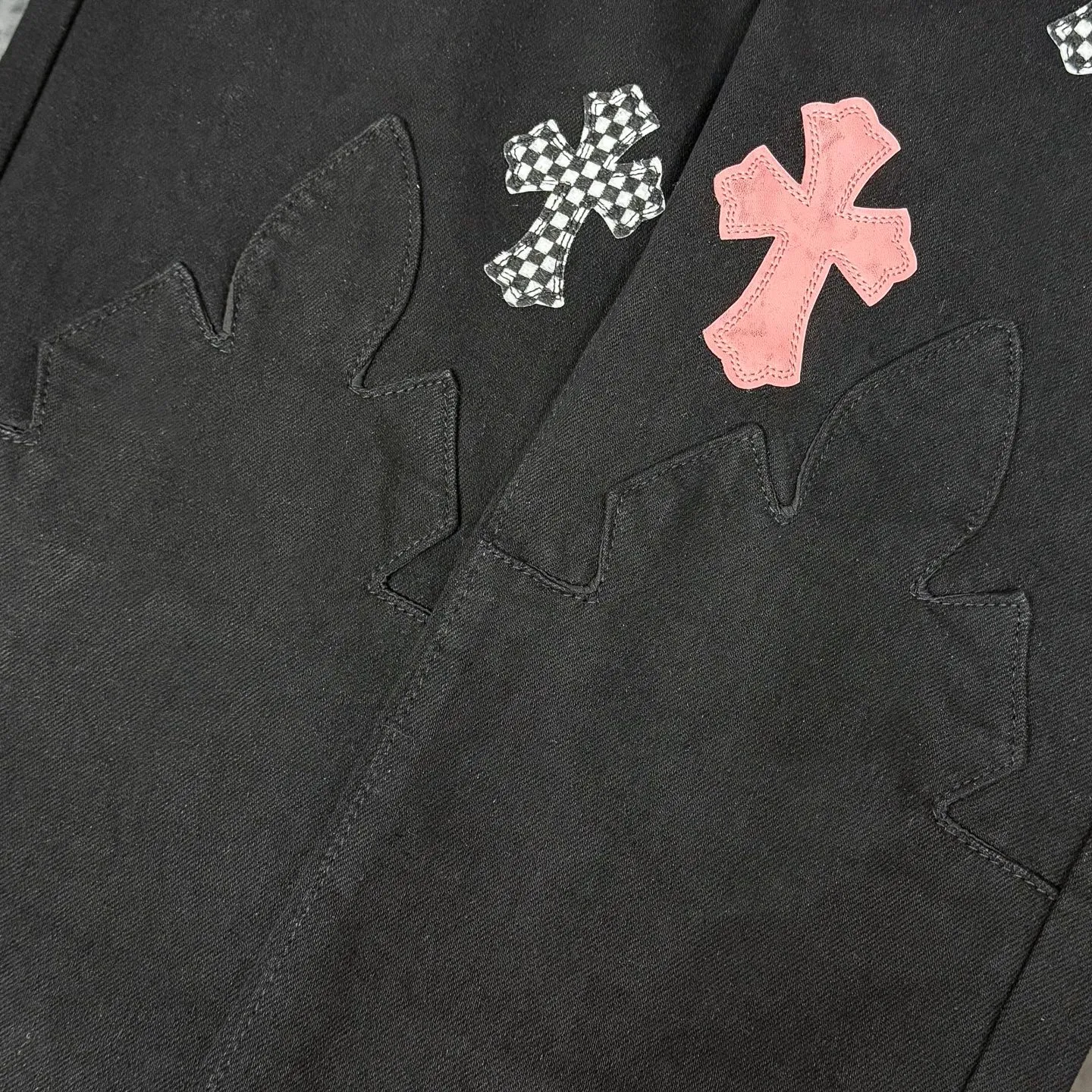 P280 Chrome Hearts ch Chrome Hearts Cherry Blossom Pink Checkerboard Cross Patch Leather Jeans, Original 5W+ It is well known that chromehearts jeans use vintage Levis jeans as the base for creation. They usually add their own unique silver buckles and silver ornaments, plus leather embellishments. This is the reason why the value of these vintage jeans doubles. Because the base is vintage jeans, the jeans themselves have been very soft and comfortable after years of baptism. This can be distinguished from ordinary jeans. Regarding the size, you should also refer to the pants data. Size: 28 30 32 34 (corresponds to S-XL) Size chart: 28 Waist 76 Pants length 104 Hips 102 30 Waist 80 Pants length 105 Hips 106 32 Waist 84 Pants length 106 Hips 110 34 Waist 88 Pants length 107 Hips 114
